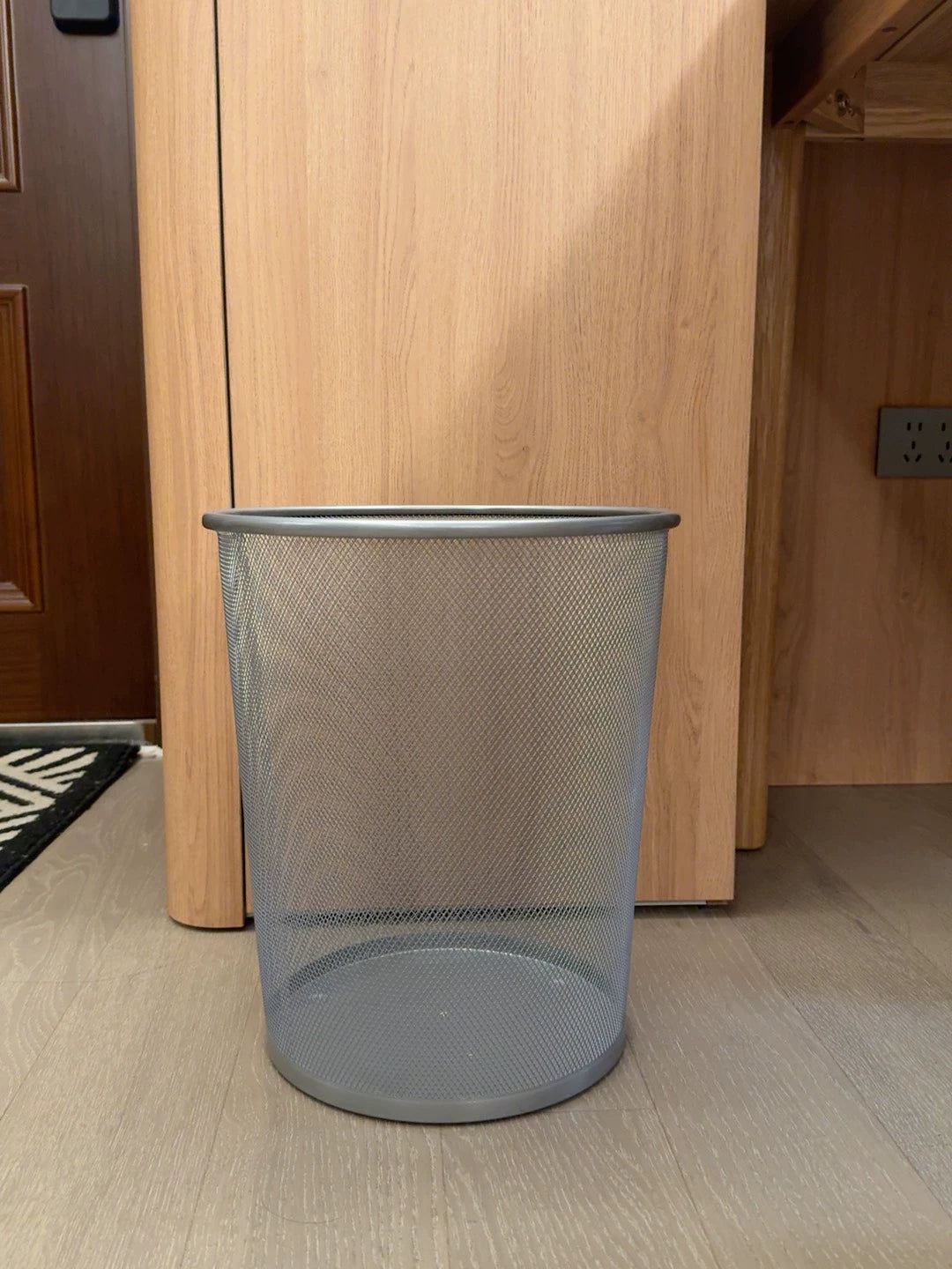 Poubelle ronde Ø30 cm en métal gris avec maille ajourée pour bureau