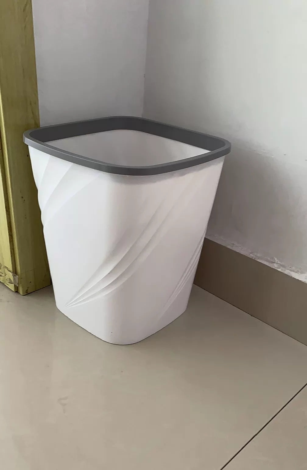 Poubelle de salle de bain 30 x 25 x 45 cm en plastique blanc et gris style moderne