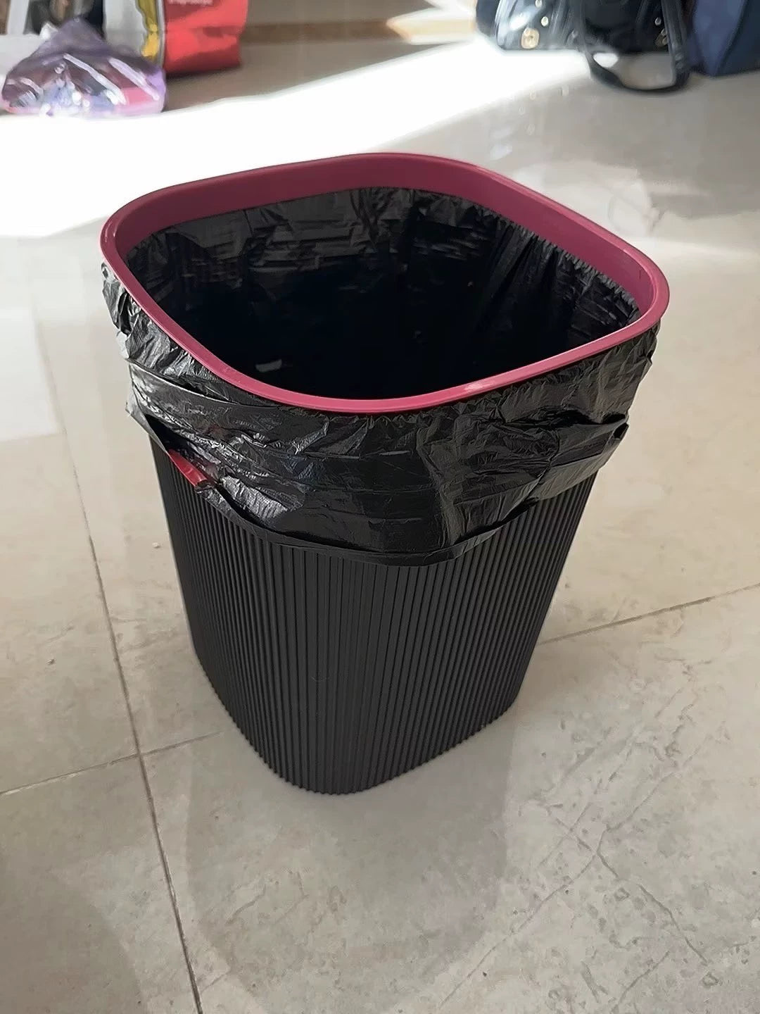 Corbeille à papier 30 x 22 x 40 cm en plastique noir/bordeaux nervurée pour bureau