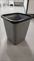 Poubelle carrée 25 x 25 x 35 cm en plastique gris et noir à relief pour intérieur