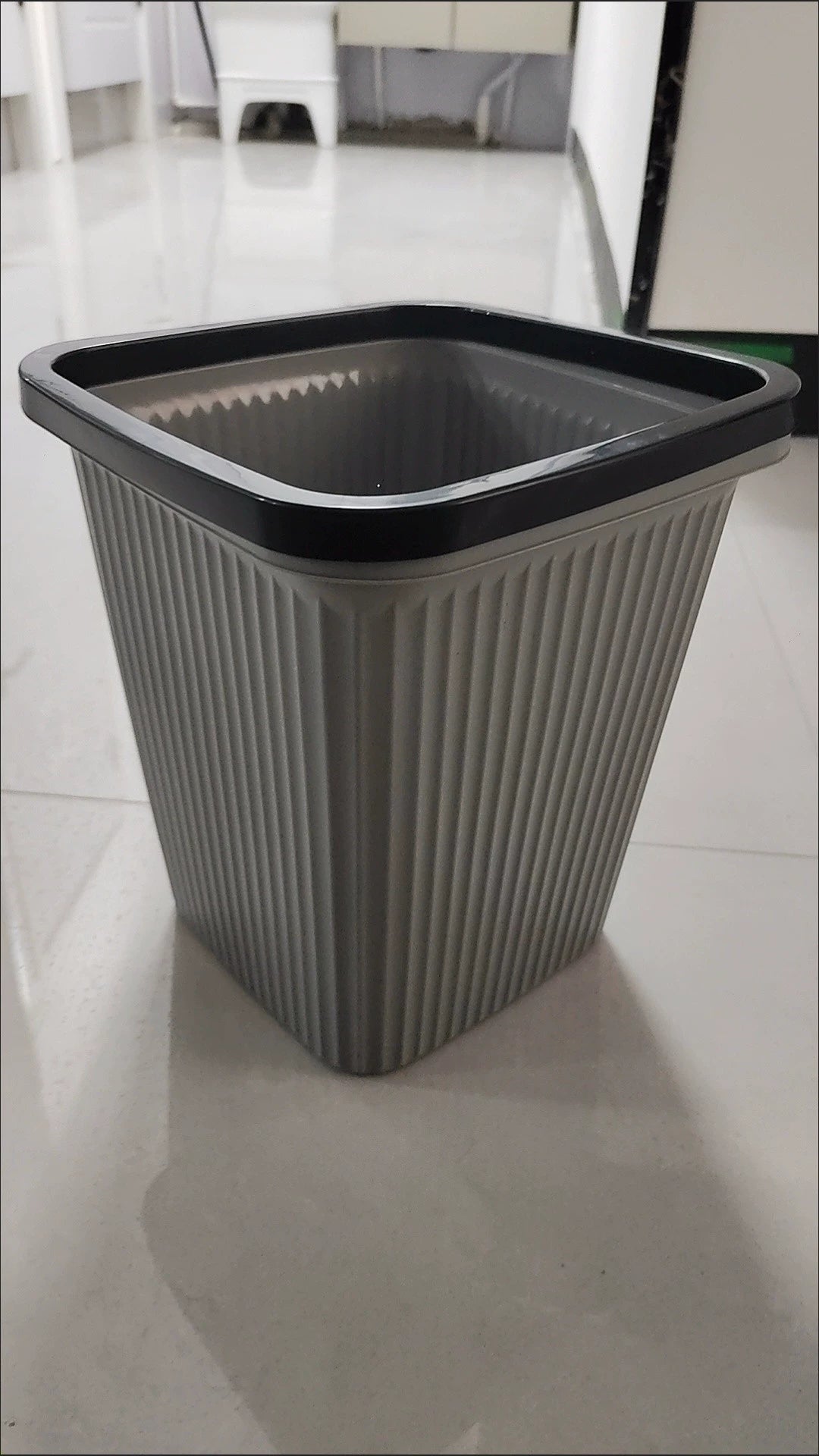 Poubelle carrée 25 x 25 x 35 cm en plastique gris et noir à relief pour intérieur