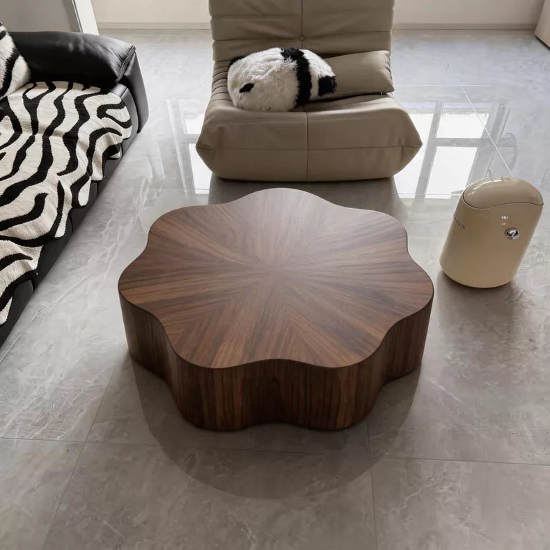 Table basse 90 cm en bois brun noyer forme fleur pour salon design organique
