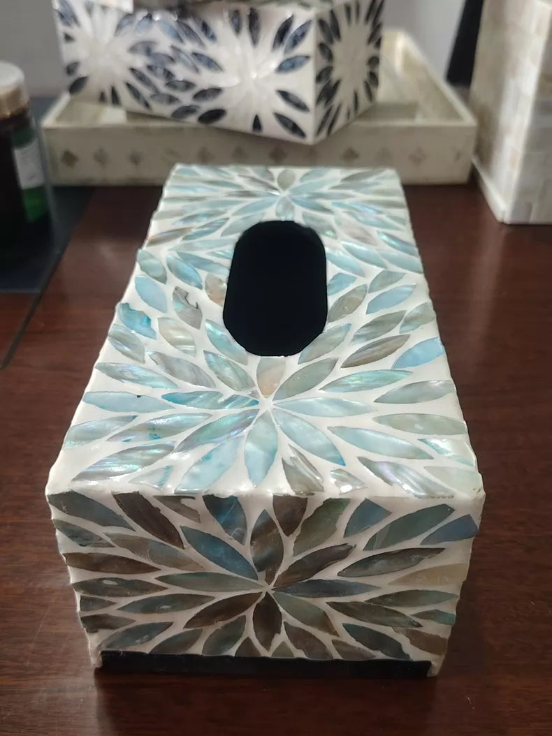 Boîte à mouchoirs 25 cm en mosaïque de nacre bleu clair gris et blanc style décoratif